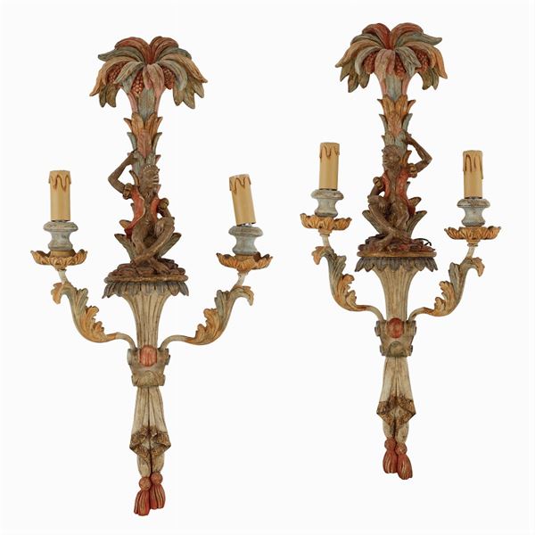 Coppia di appliques in legno laccato a due luci