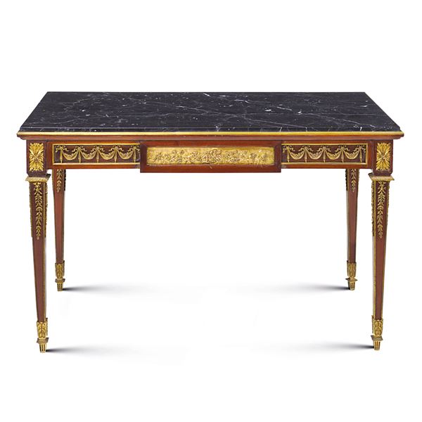 Tavolino da centro in mogano in stile Luigi XVI