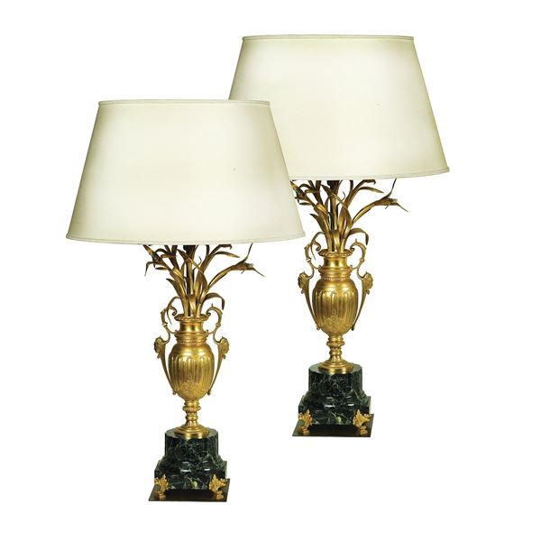 Coppia di lampade in bronzo dorato e cesellato