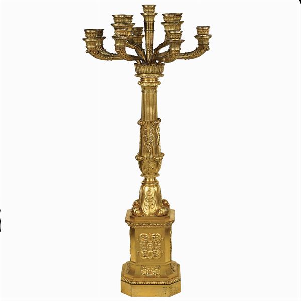 Grande candelabro a tredici luci in bronzo