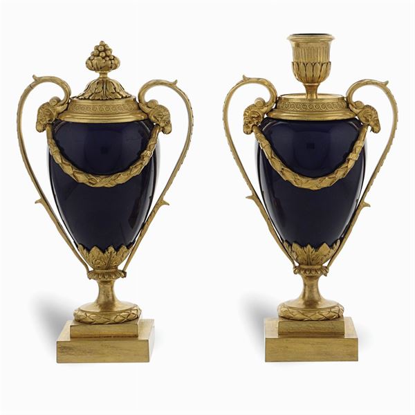 Coppia di cassolettes in porcellana blu e bronzo dorato