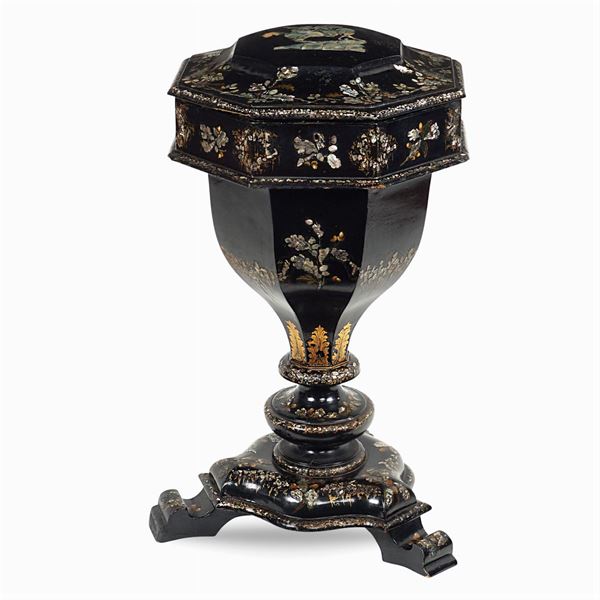 Lacquered wood bureau  (European manifacture, 19th century)  - Auction Fine Art From a Tuscan Property - Colasanti Casa d'Aste