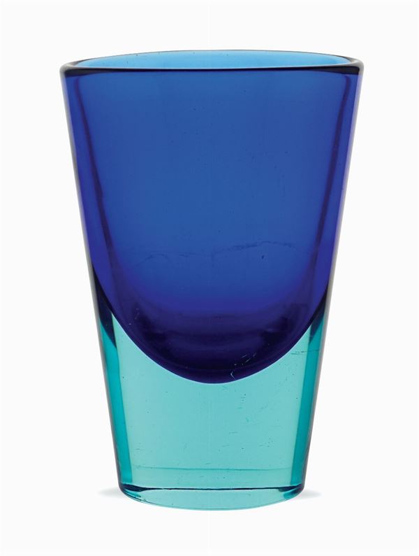 Vaso in vetro sommerso blu e celeste  (Murano, XX Sec.)  - Asta BOZZETTI E FIGURINI  - I - Colasanti Casa d'Aste