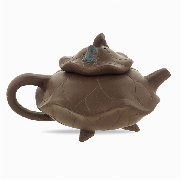 Terracotta teapot with lid