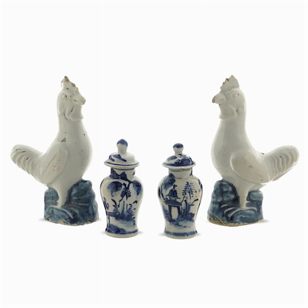 Gruppo di quattro oggetti in porcellana a decoro bianco e blu