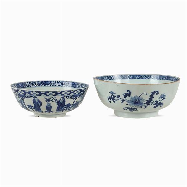Due bowls in porcellana a decoro bianco e blu