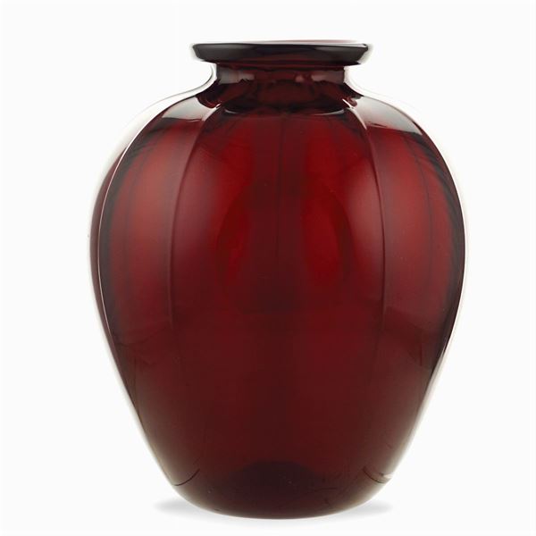 Vaso costolato in vetro rosso rubino  (Murano, XX Sec.)  - Asta BOZZETTI E FIGURINI  - I - Colasanti Casa d'Aste