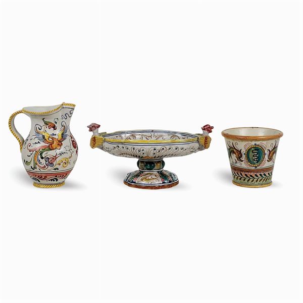 Tre oggetti in ceramica