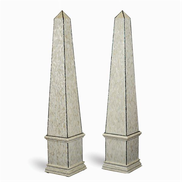 Coppia di grandi obelischi rivestiti in madreperla