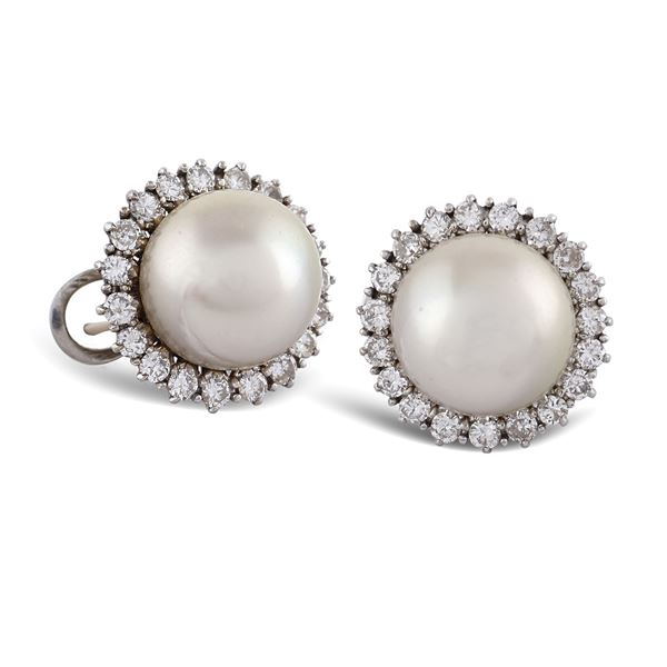 Orecchini in oro bianco 18kt con due perle coltivate  (anni 40/50)  - Asta GIOIELLI E OROLOGI  - Colasanti Casa d'Aste