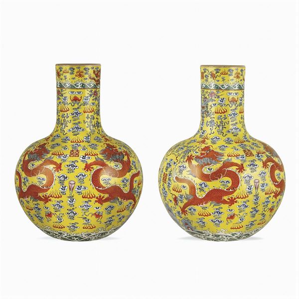 Pair of rose family porcelain vases, China Qing dinasty