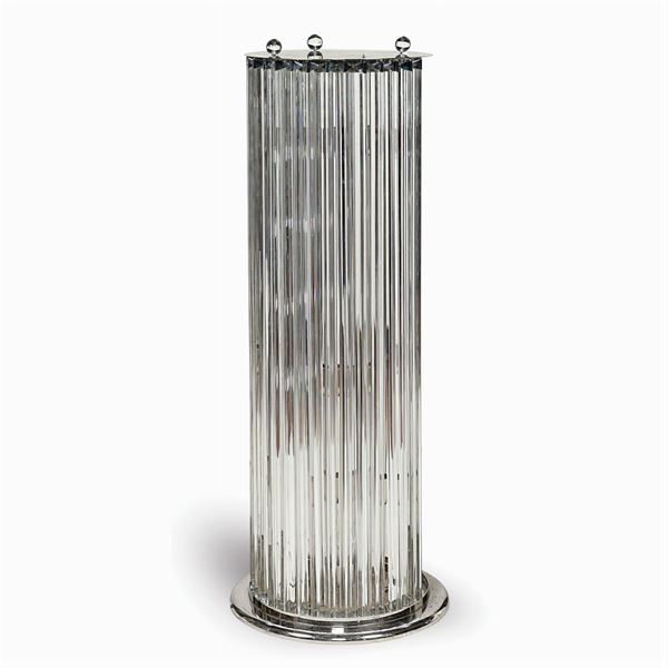 Particolare lampada cilindrica da terra