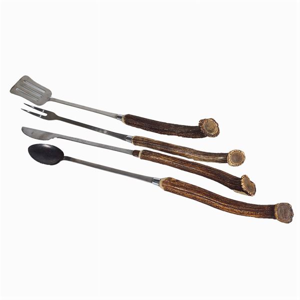 Set di quattro posate da barbecue in acciaio e corno