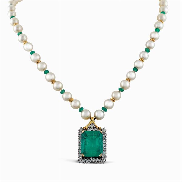 Pendant with Colombian emerald 18 ct