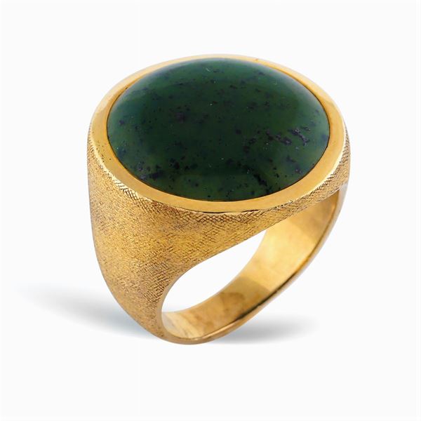 Button shaped ring with jade