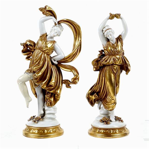 Coppia di figure in porcellana bianca e dorata