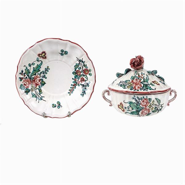 Dodici tazze in ceramica con manici