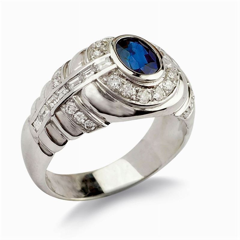 Anello in Oro Bianco 18kt con Zaffiro Ovale e Diamanti