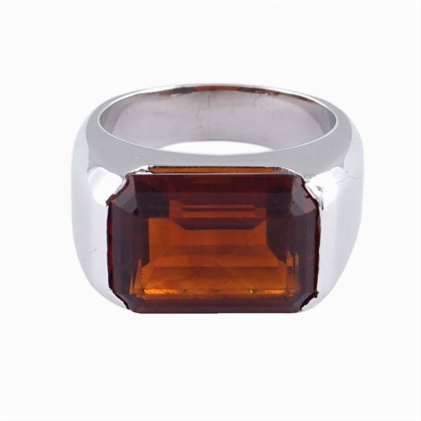 An 18kt white gold ring