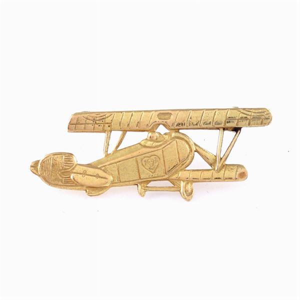 An 18kt gold airplane shaped brooch