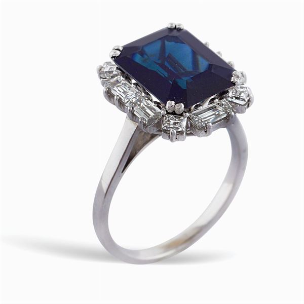 Anello in oro bianco 18kt con zaffiro naturale
