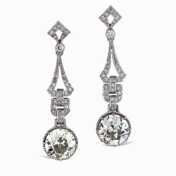 Important platinum earrings with two old mine cut diamonds