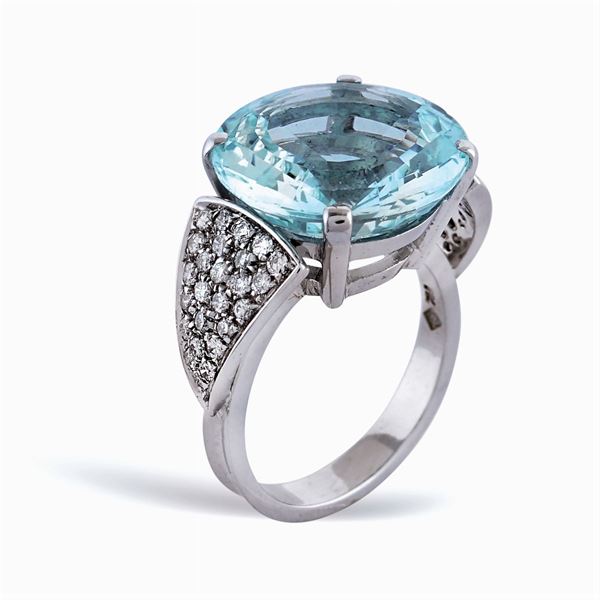 Anello in oro bianco 18kt con acquamarina