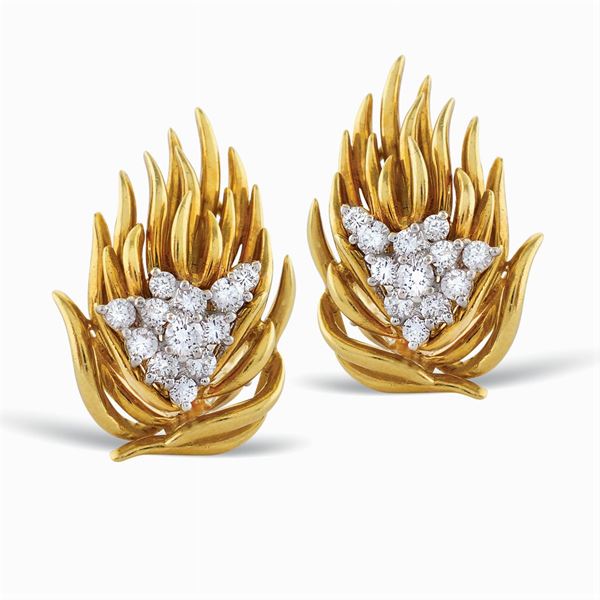 Orecchini scultura in oro giallo 18kt e diamanti