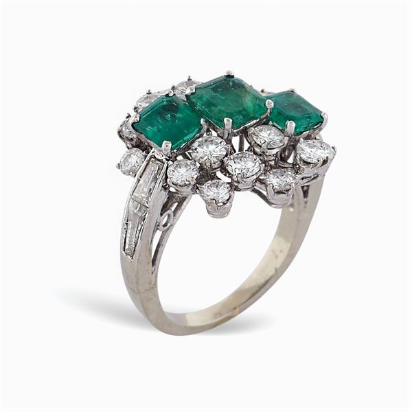 Anello in oro bianco 18kt e tre smeraldi