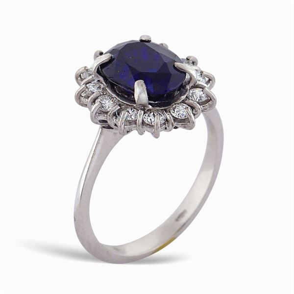 18kt white gold ring with sapphire