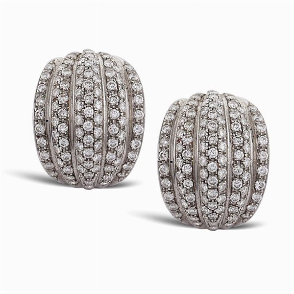Orecchini bombé in oro bianco 18kt e diamanti