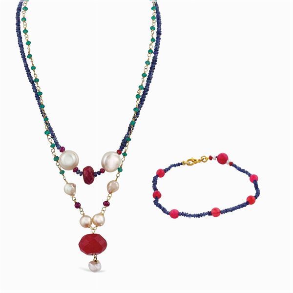 Gruppo di due collane ed un bracciale