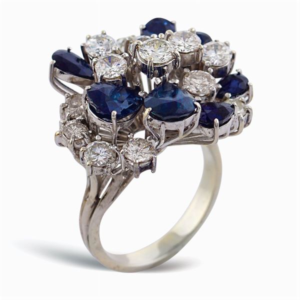 Anello a motivo floreale in oro bianco 18kt