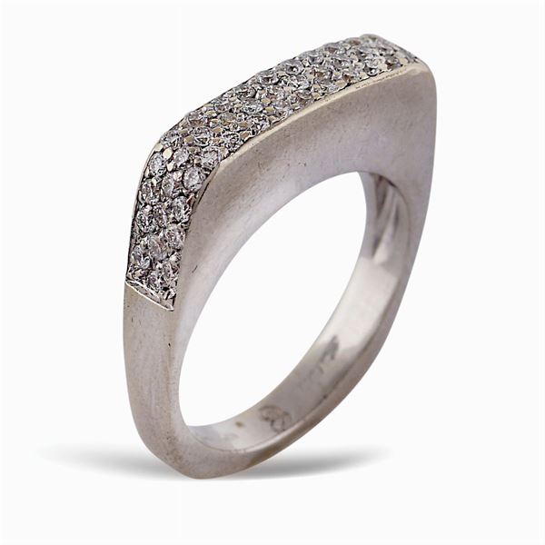 Anello mezzafede in oro bianco 18kt e diamanti