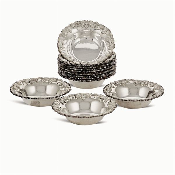 Dodici coppette in argento