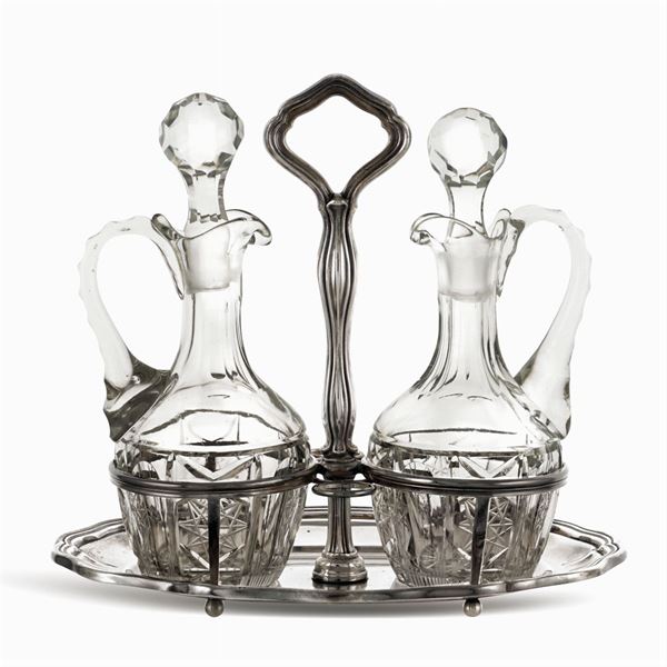 Oliera in argento a due ampolle in vetro molato  (Italia, XX Sec.)  - Asta ARGENTI E L'ARTE DELLA TAVOLA  - Colasanti Casa d'Aste