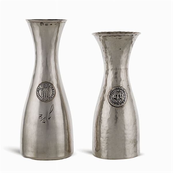 Due decanter per il vino in argento martellato
