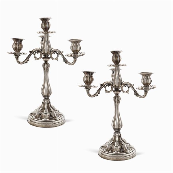Coppia di candelabri in argento a quattro luci  (Italia, XX Sec.)  - Asta ARGENTI E L'ARTE DELLA TAVOLA  - Colasanti Casa d'Aste