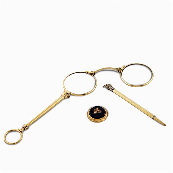 Group of three 18kt gold objects
