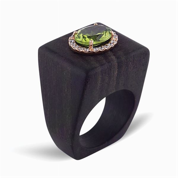 Anello realizzato in legno con peridoto