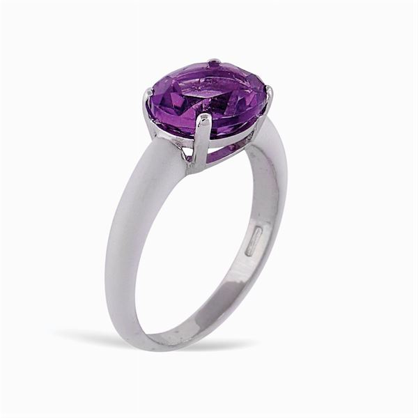 18kt white gold ring with amethyst