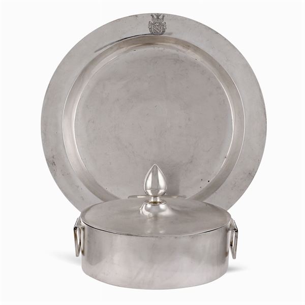 Silver entrée dish with presentoire