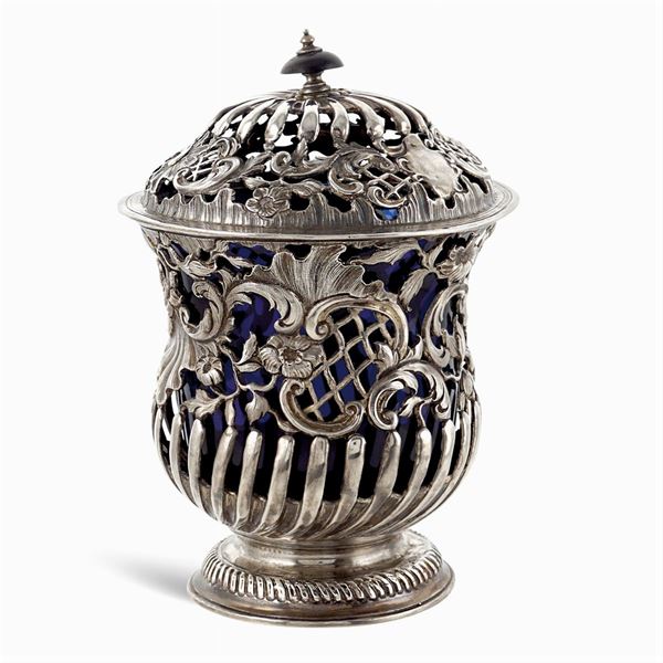Circular silver cup with lid