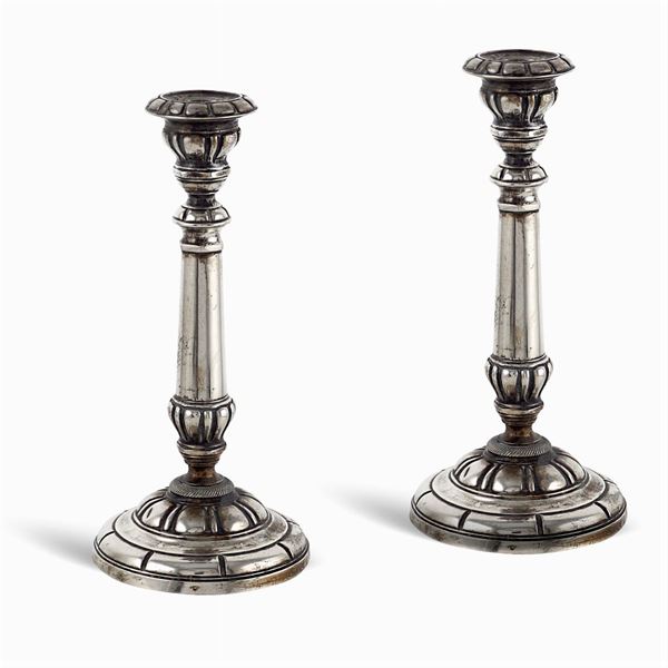 Coppia di candelieri in argento  (XIX - XX Sec.)  - Asta ARGENTI E L'ARTE DELLA TAVOLA  - Colasanti Casa d'Aste