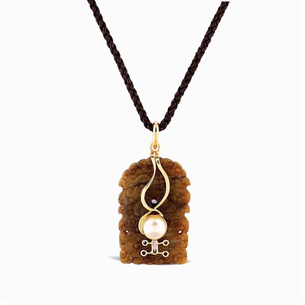 Pendente in giada naturale scolpita ed incisa