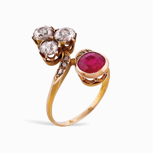 Anello contrarié a trifoglio in oro giallo e argento
