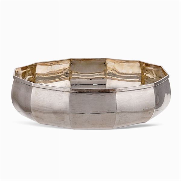 Wrought silver centerpiece  (Italy, 20th century)  - Auction Fine Silver & The Art of the Table - Colasanti Casa d'Aste