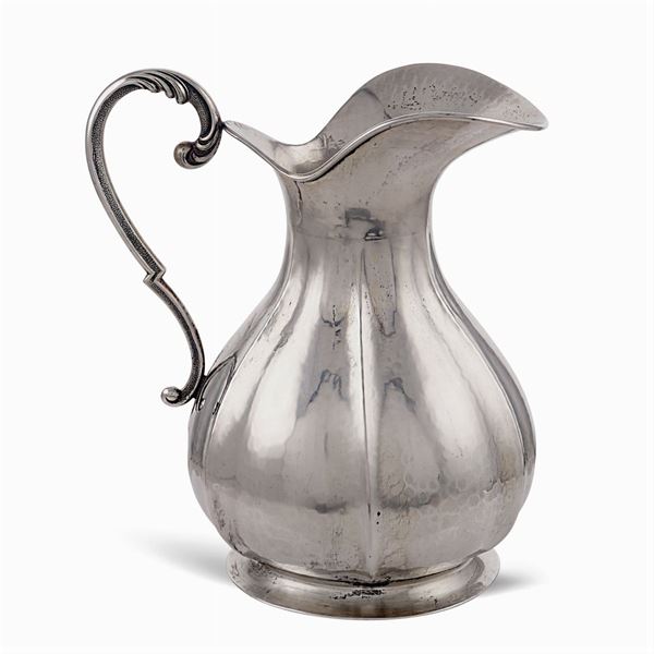 Caraffa in argento battuto
