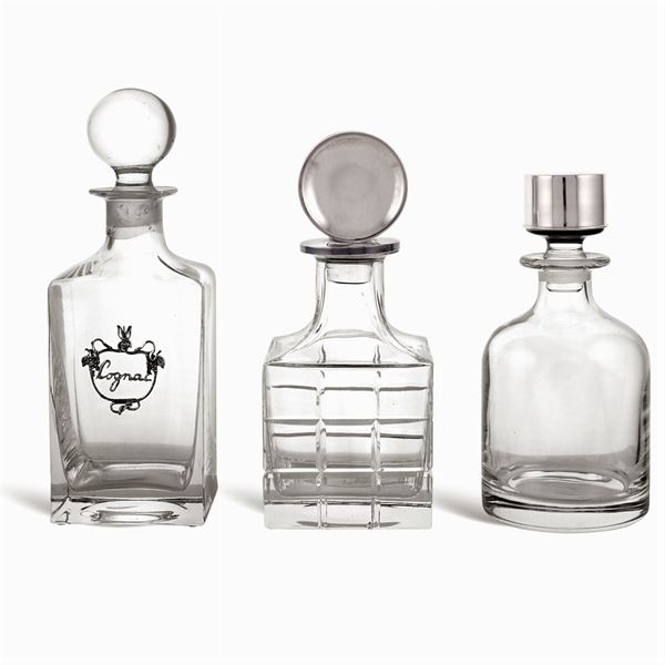 Tre bottiglie da liquore in cristallo molato e argento