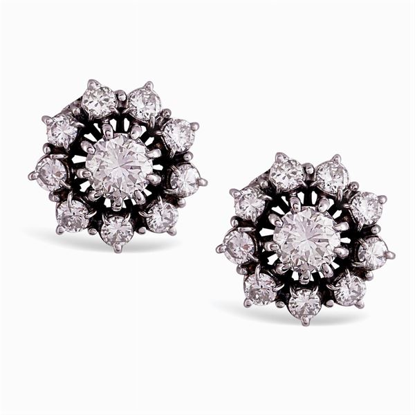 18kt white gold and diamond flower earrings